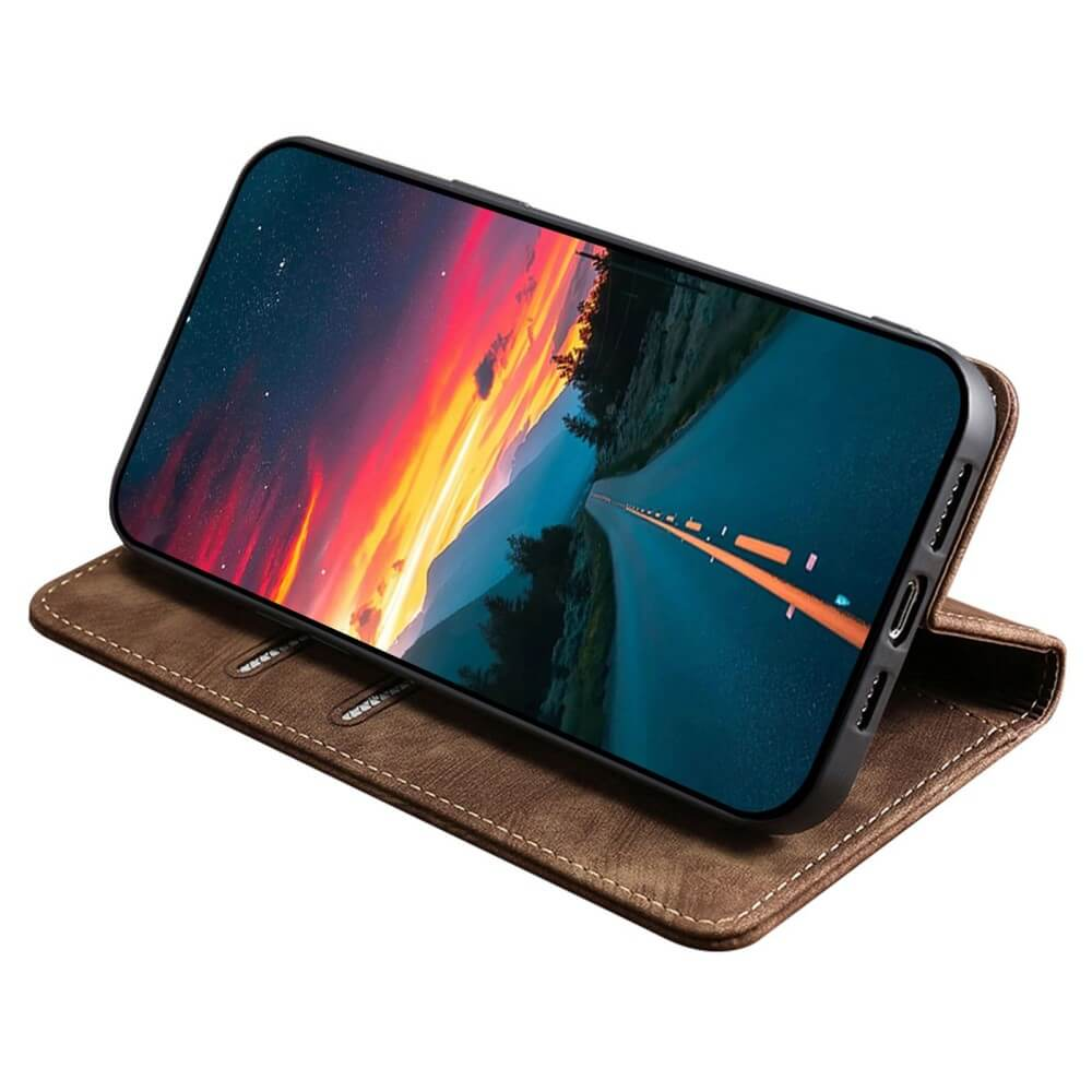Un étui à rabat en cuir marron pour smartphone affichant une scène de route.