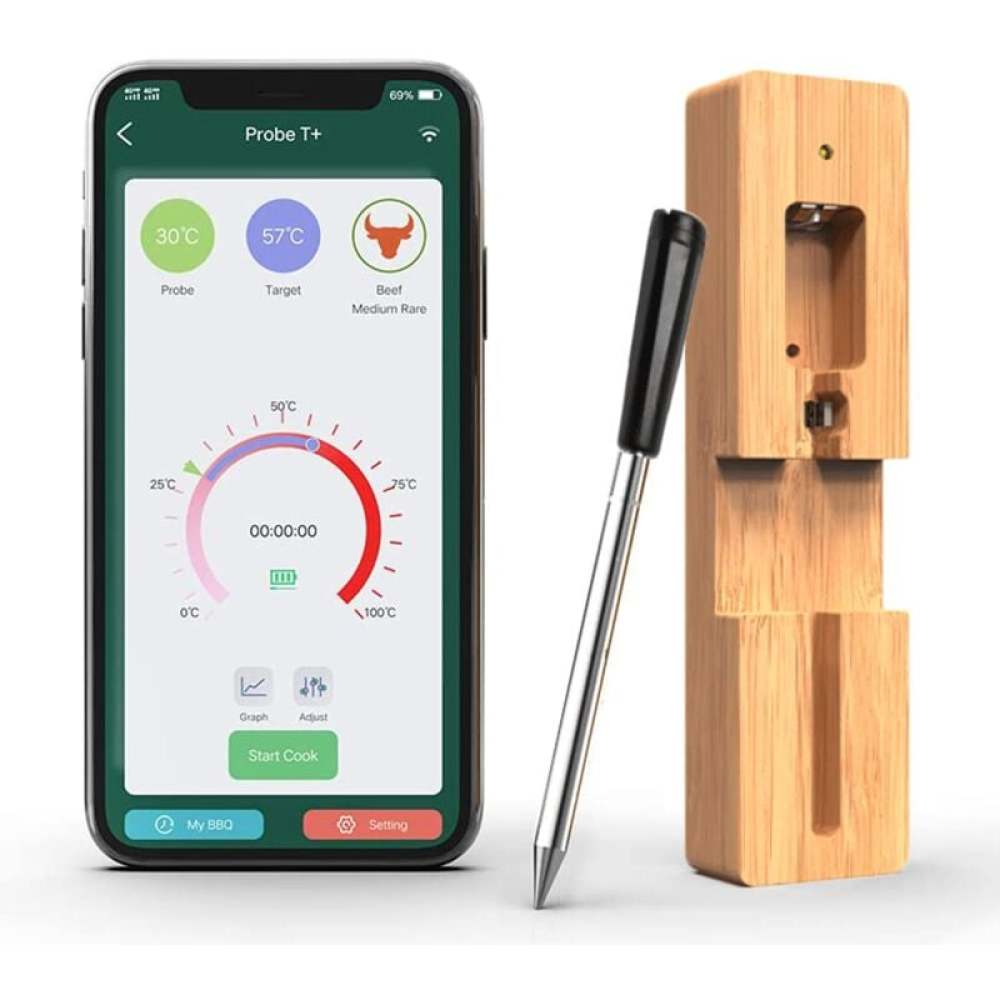 Ein Smartphone zeigt eine Grillthermometer-App neben einem Holzgehäuse.