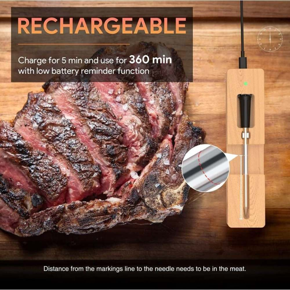 Ein gegrilltes Steak liegt neben einem hölzernen Thermometerhalter mit Sonde.