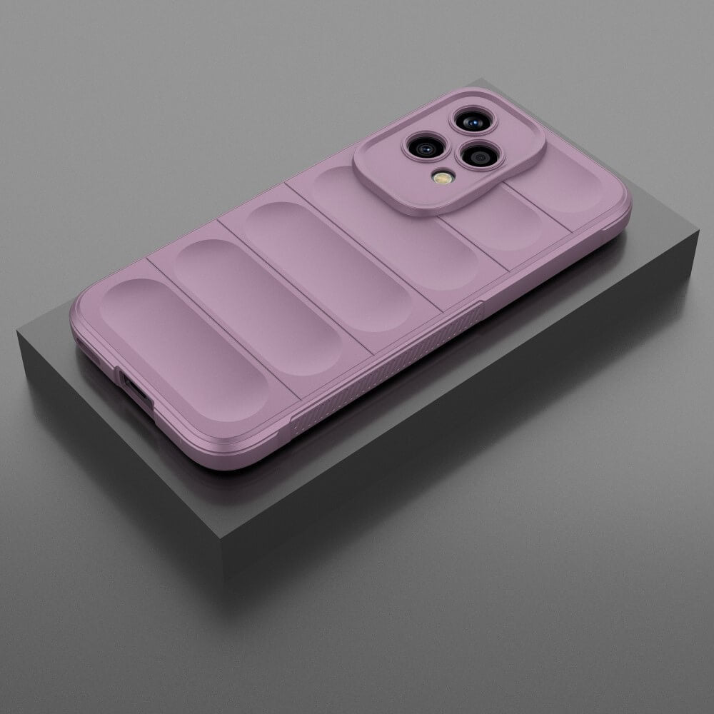 Coque de téléphone violette à motif côtelé et découpe caméra sur un socle gris.