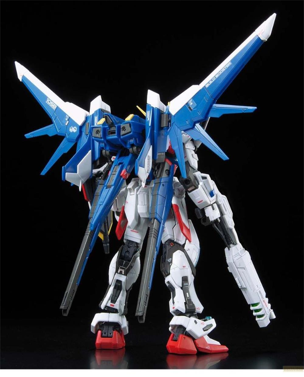 Ein weißer und blauer Roboter mit großen Flügeln, vor schwarzem Hintergrund.