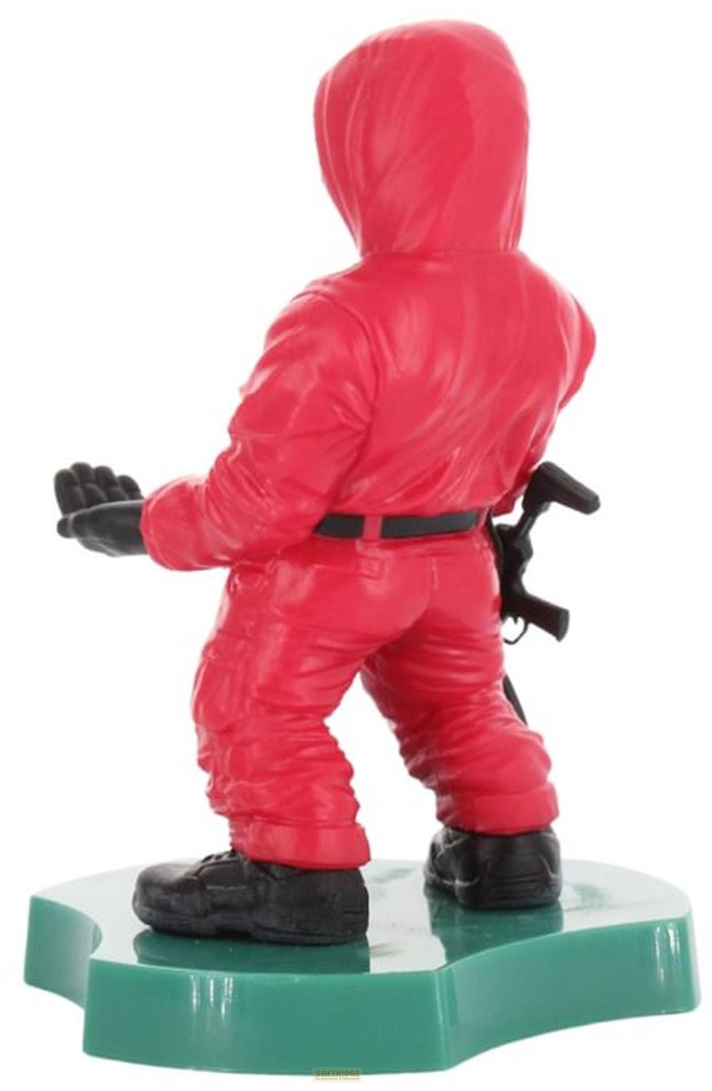 Figur in rotem Anzug mit Kapuze und schwarzer Waffe auf grünem Sockel.