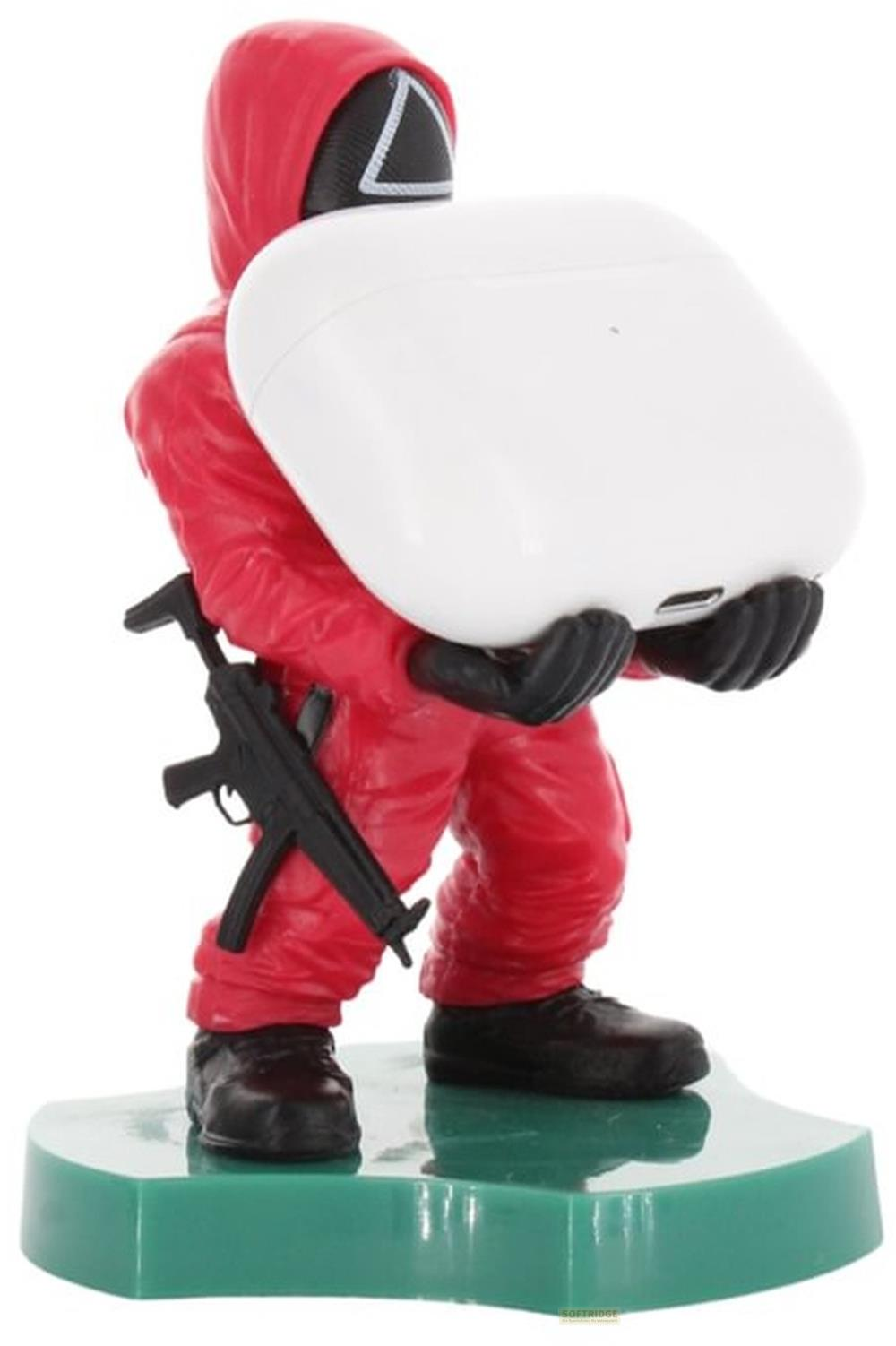 Figur in rotem Anzug mit Maske hält weiße Hülle, Maschinengewehr.