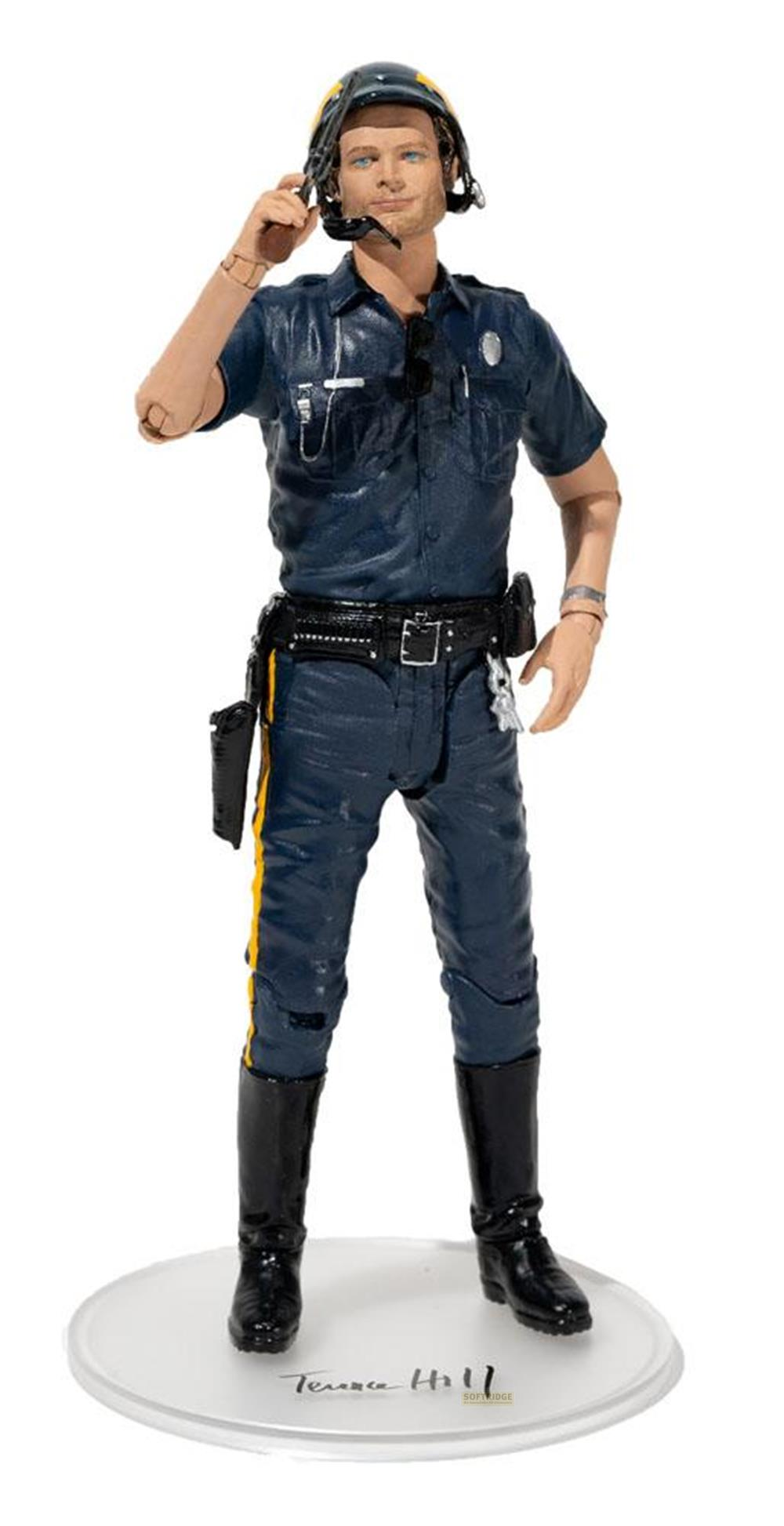 Ein Polizist mit Helm, Sonnenbrille und Uniform steht auf einem Sockel.