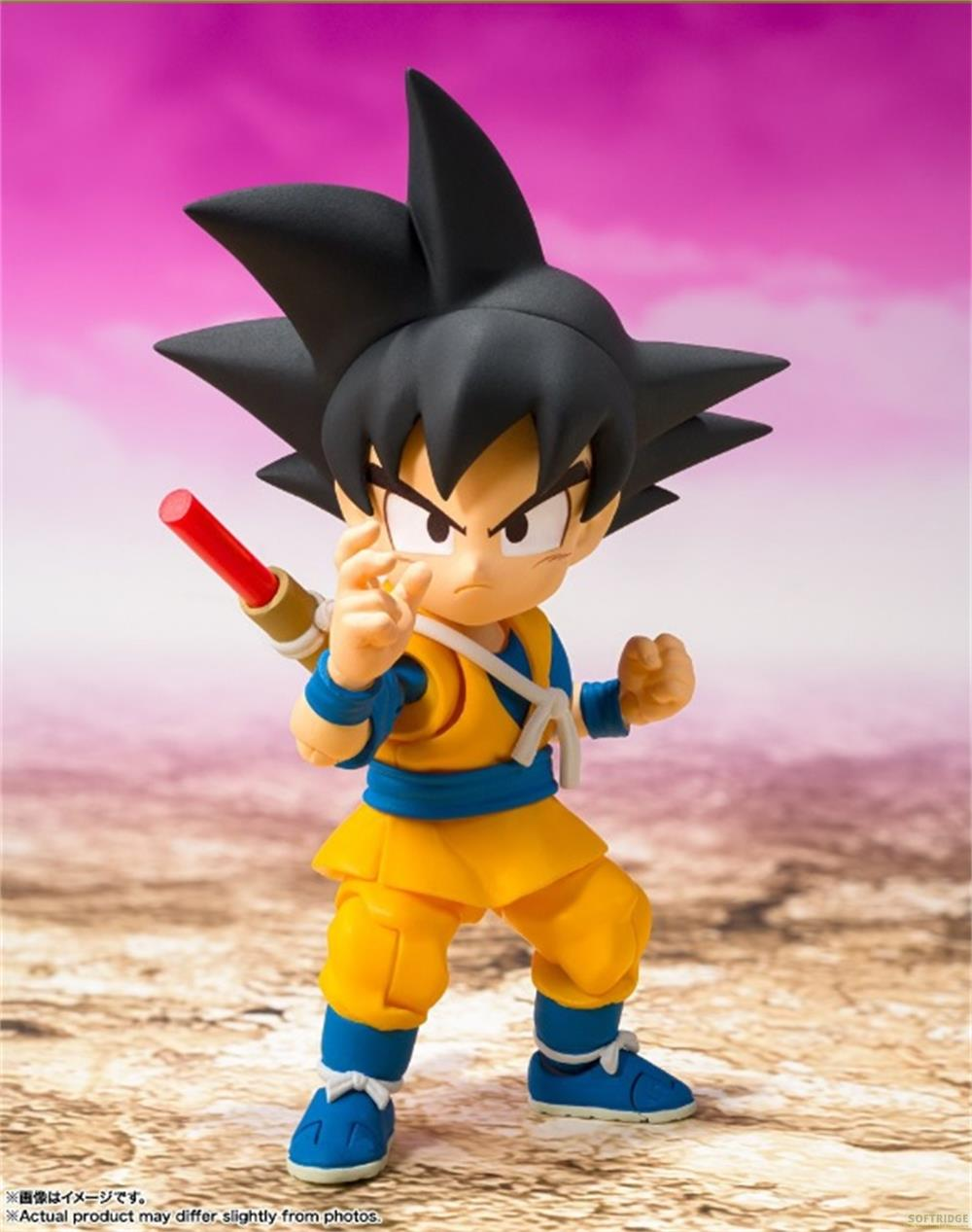 Una figura de acción de Goku con ropa amarilla, cinturón azul y botas.