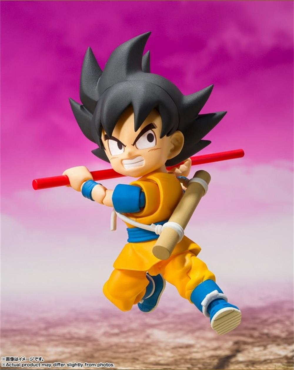 Figura estilo anime con pelo negro, traje amarillo y bastón rojo.