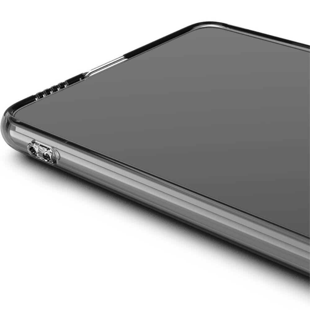 Une coque de téléphone transparente avec bordure argentée sur fond blanc.