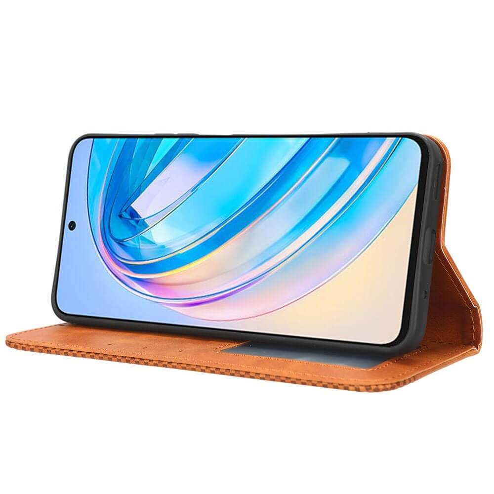 Un smartphone dans un étui en cuir marron, debout. L'écran affiche un motif abstrait.