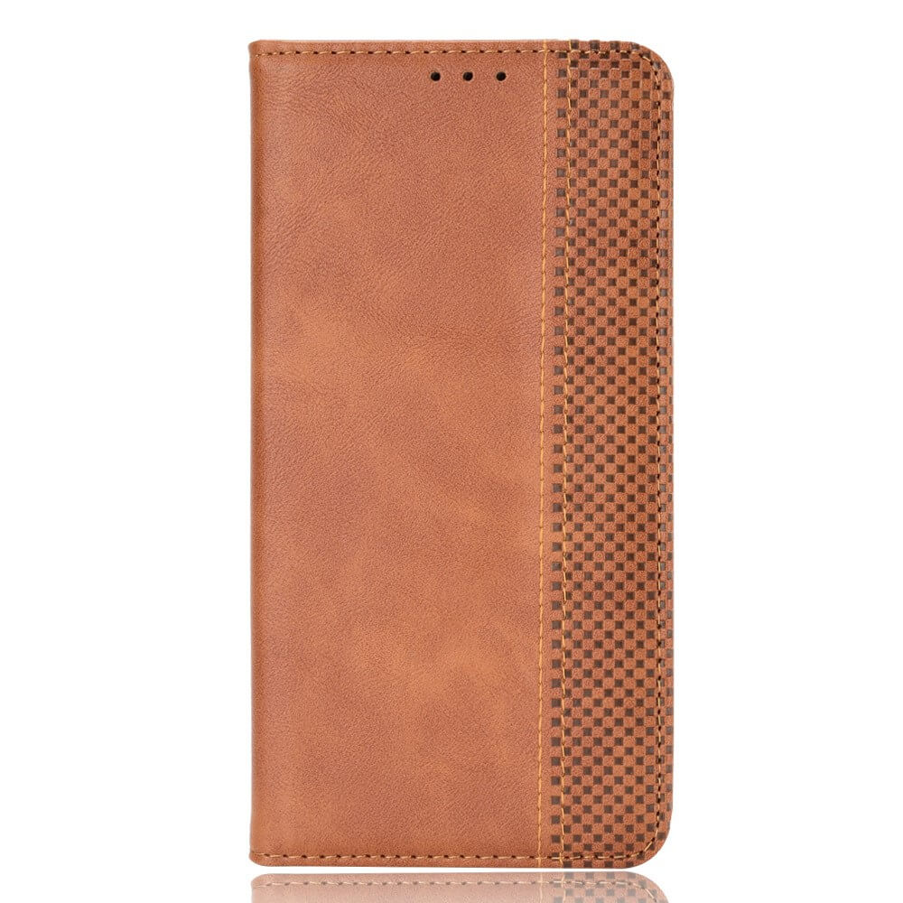 Étui de téléphone marron à motif à carreaux et coutures.