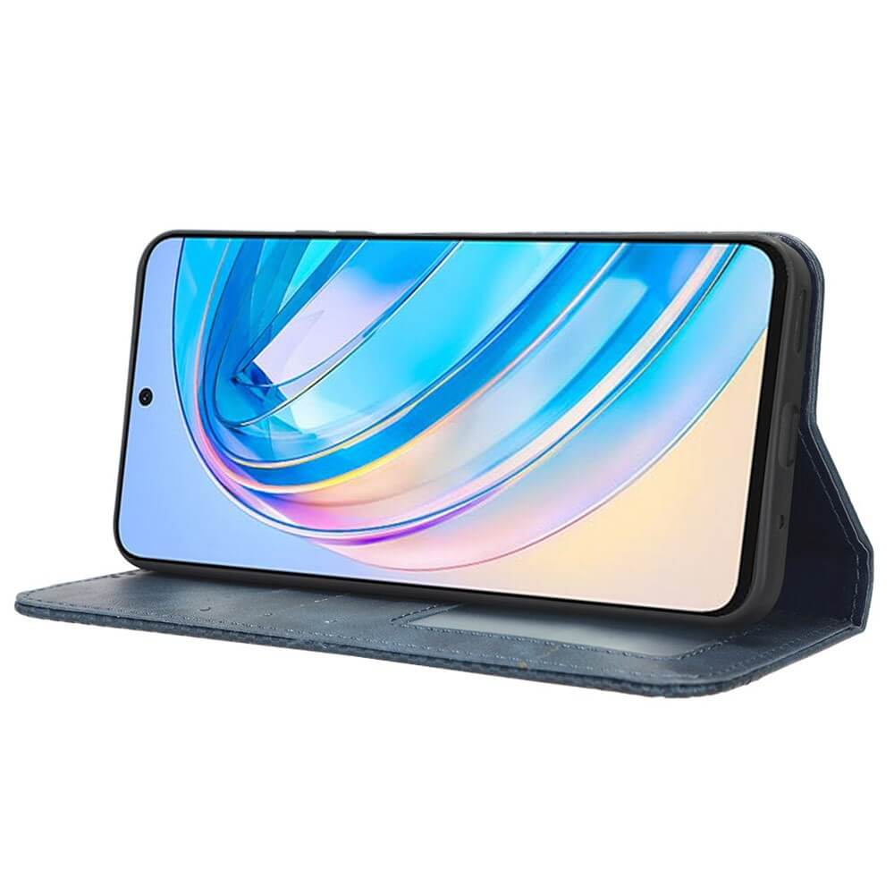 Un smartphone dans un étui à rabat bleu avec un fond d'écran coloré.