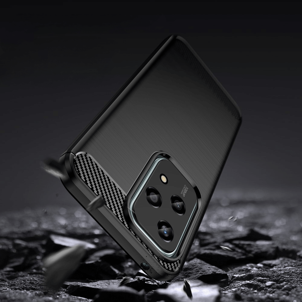 Smartphone noir avec accents carbone et trois caméras, flottant sur des pierres.