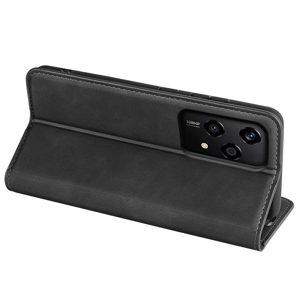 Téléphone noir avec appareil photo 108MP dans un étui en cuir ouvert.