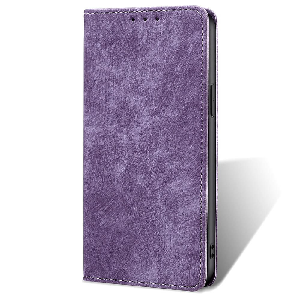 Un étui de téléphone en cuir violet à finition texturée et coutures blanches.