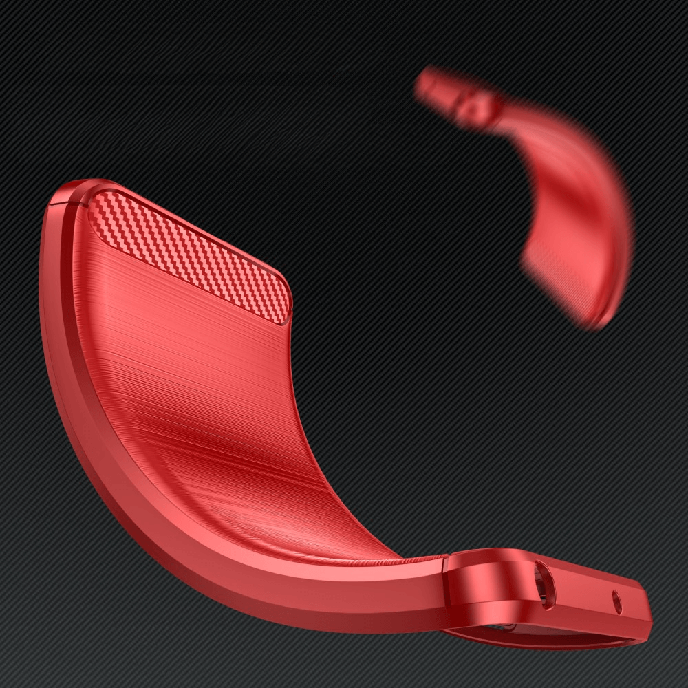 Une coque de téléphone rouge à texture carbone sur fond noir.