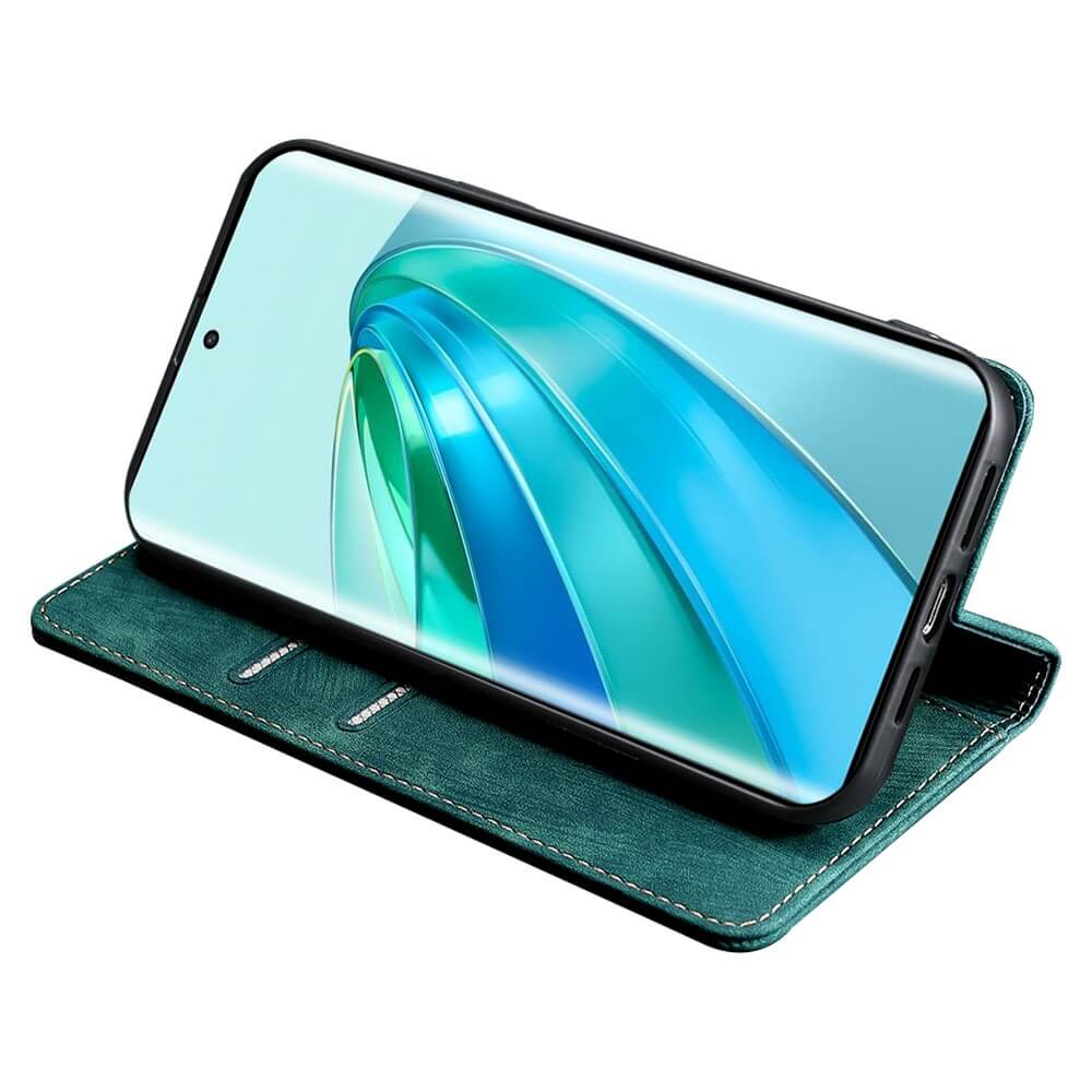 Un smartphone dans un étui vert, posé sur une surface blanche.