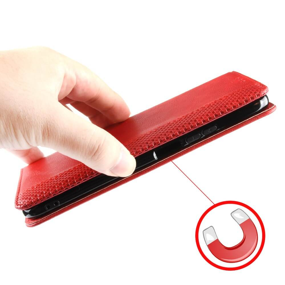 Coque de téléphone rouge texturée peau de serpent, tenue par une main.