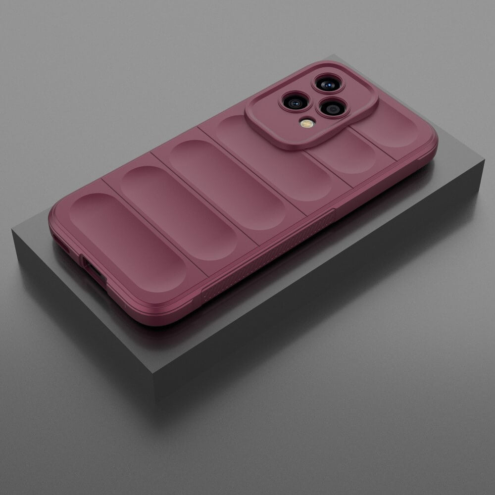 Une coque de téléphone rouge foncé à motif côtelé et découpe pour appareil photo.