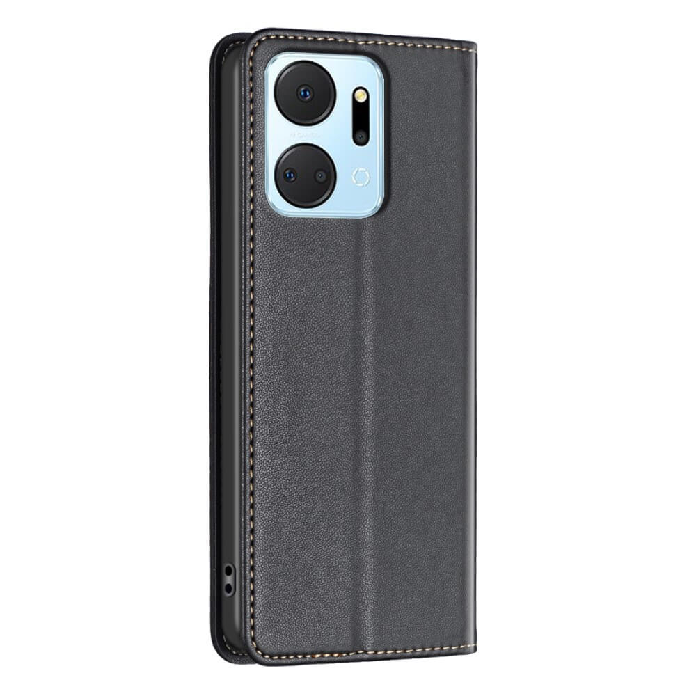 Étui de téléphone à rabat en cuir noir avec module caméra visible et coutures.
