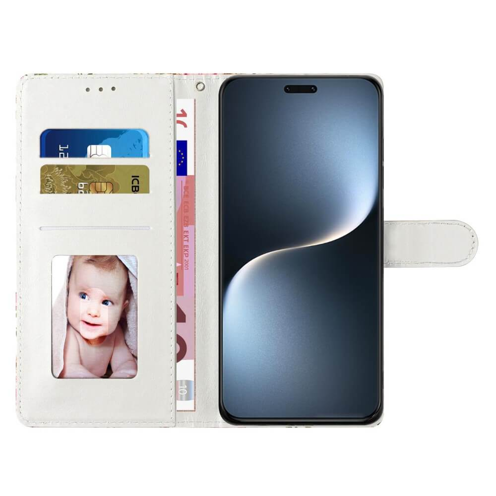 Étui de téléphone blanc avec emplacements pour cartes et photo de bébé, à côté d'un téléphone.