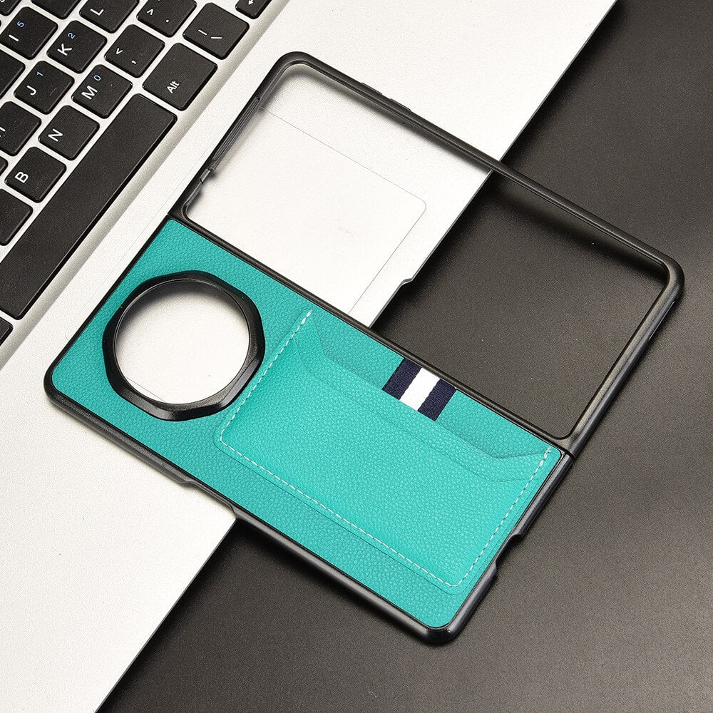 Une coque de téléphone turquoise avec porte-cartes et rayures sur un clavier d'ordinateur.