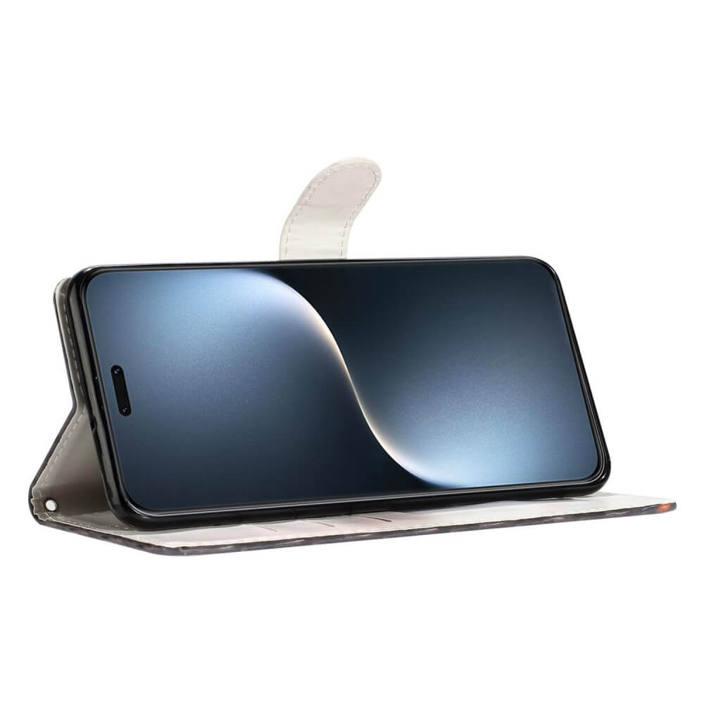 Un smartphone dans un étui à rabat blanc ouvert à motif.