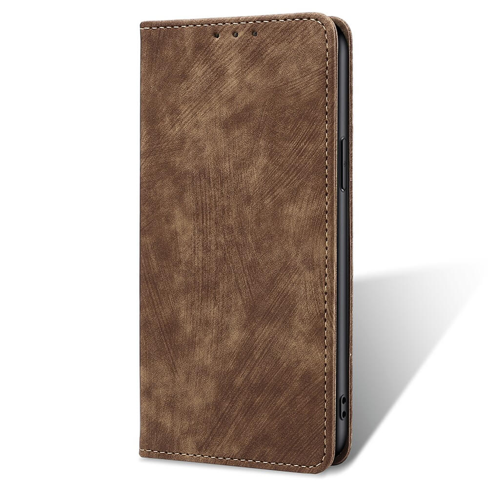 Étui de téléphone à rabat marron ouvert, couverture texturée.