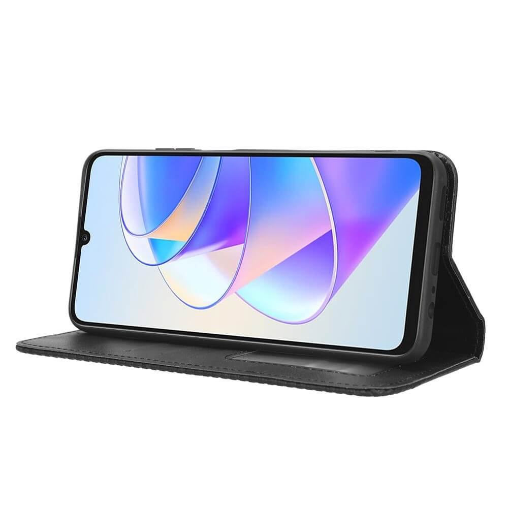 Un smartphone dans un étui en cuir noir avec son rabat ouvert.