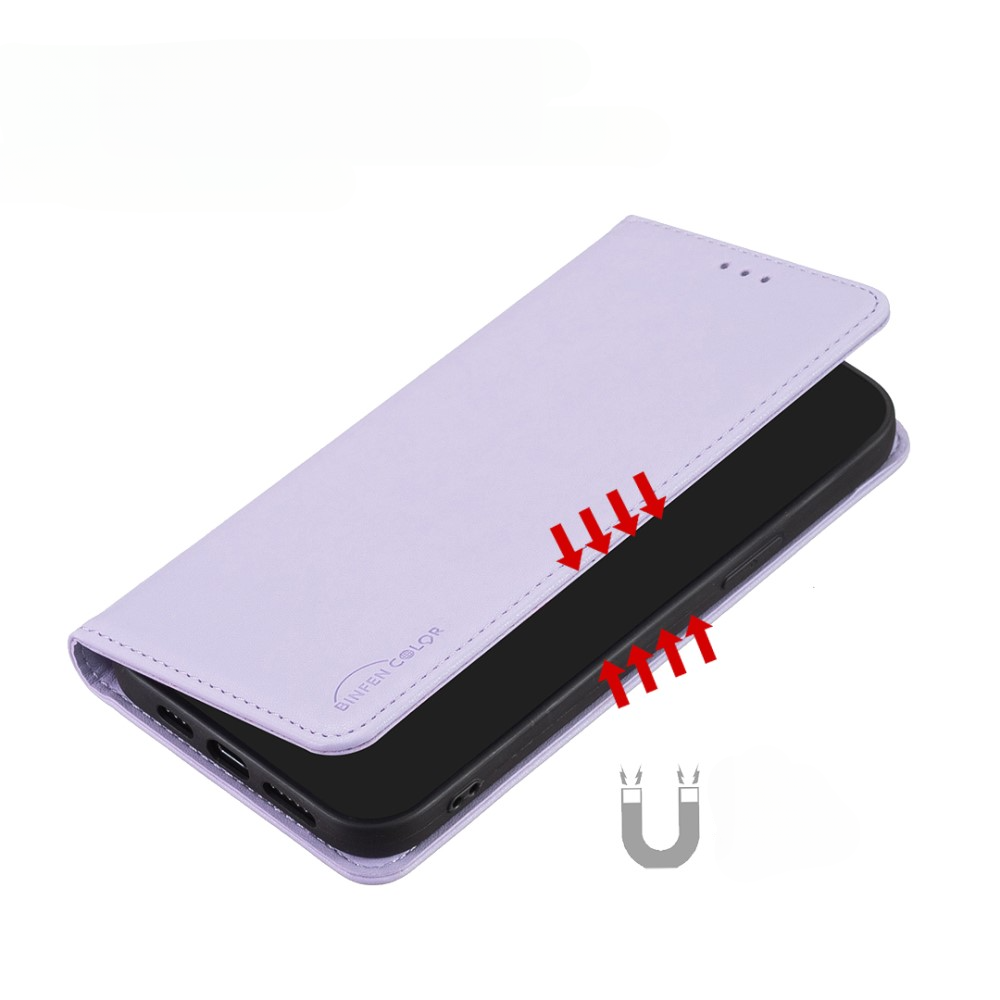 Un étui de téléphone violet clair avec fermeture magnétique, indiqué par des flèches rouges.