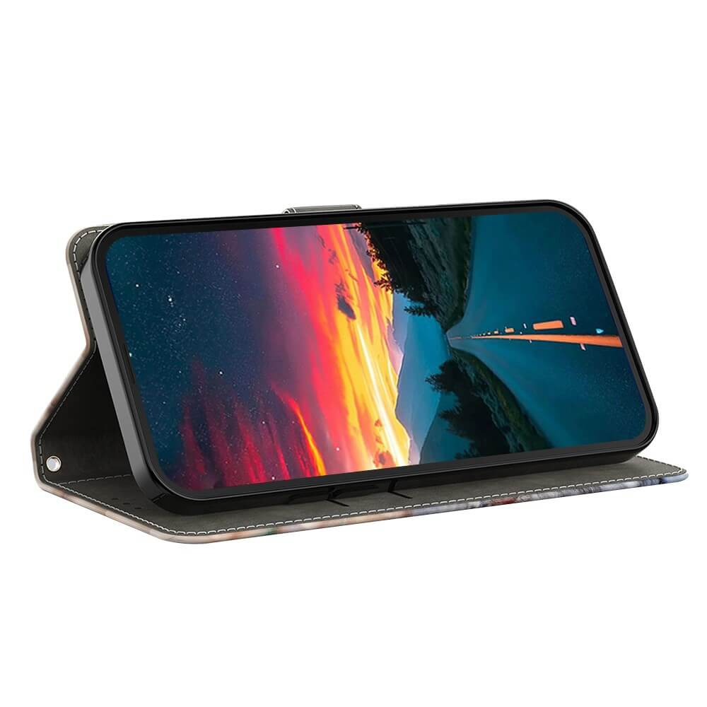 Un telefono in una custodia mostra un tramonto spettacolare su una strada.
