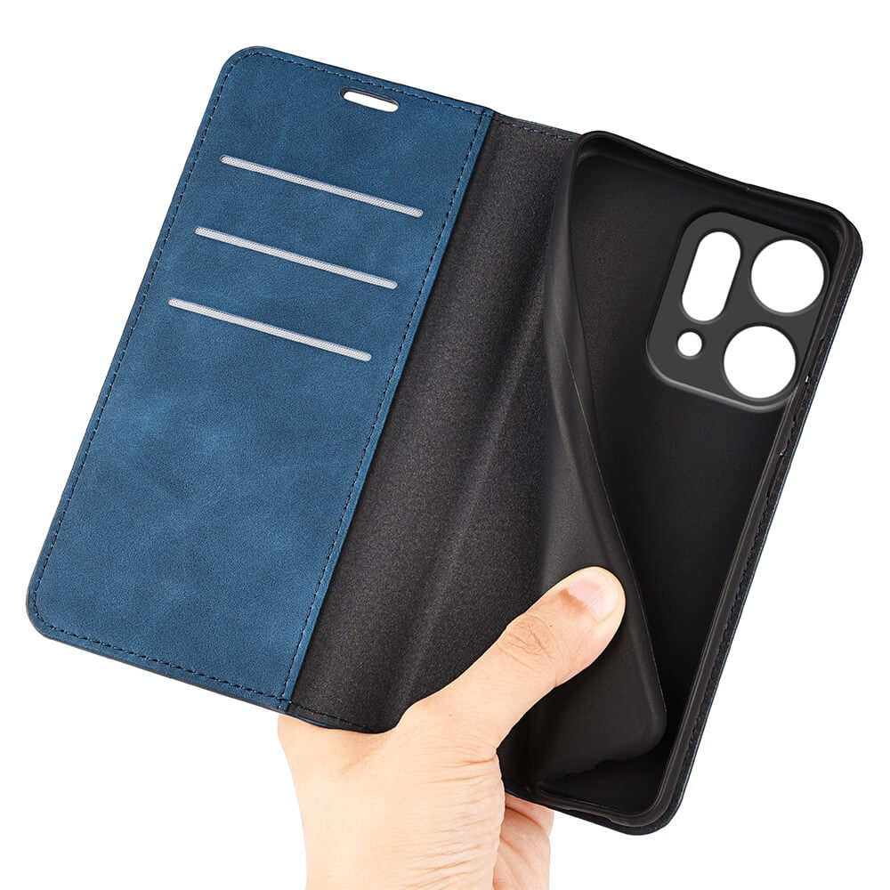 Une main tient un étui de téléphone bleu. L'étui a des fentes pour cartes et une doublure intérieure noire.
