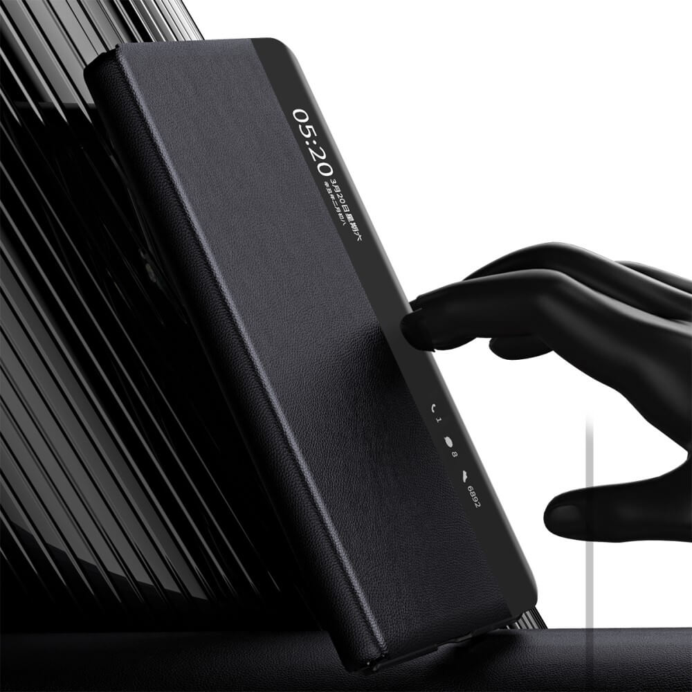 Coque noire pour téléphone avec fenêtre transparente affichant l'heure et la date. Une main la touche.