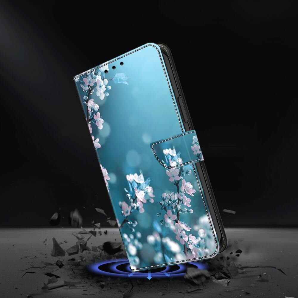 Un étui de téléphone à clapet avec des fleurs de cerisier sur fond bleu.