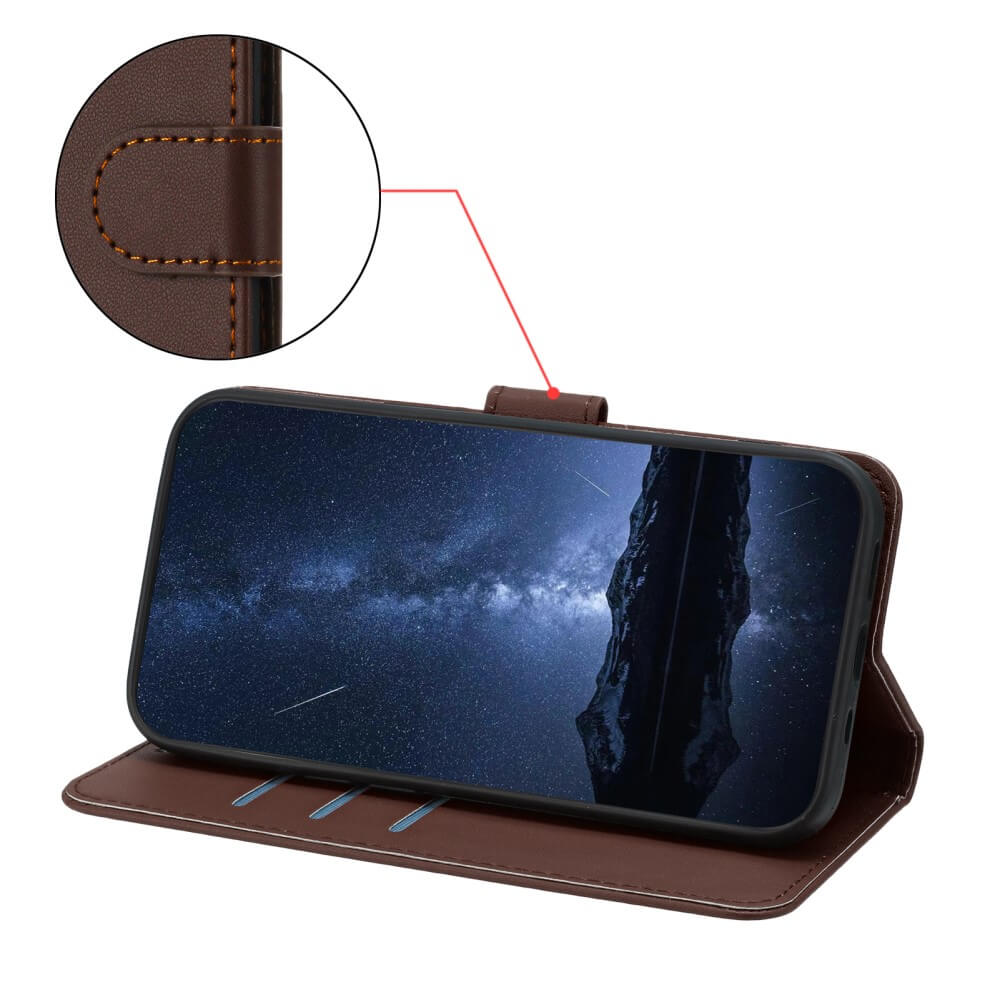Étui de téléphone marron affichant un ciel étoilé, gros plan sur couture.