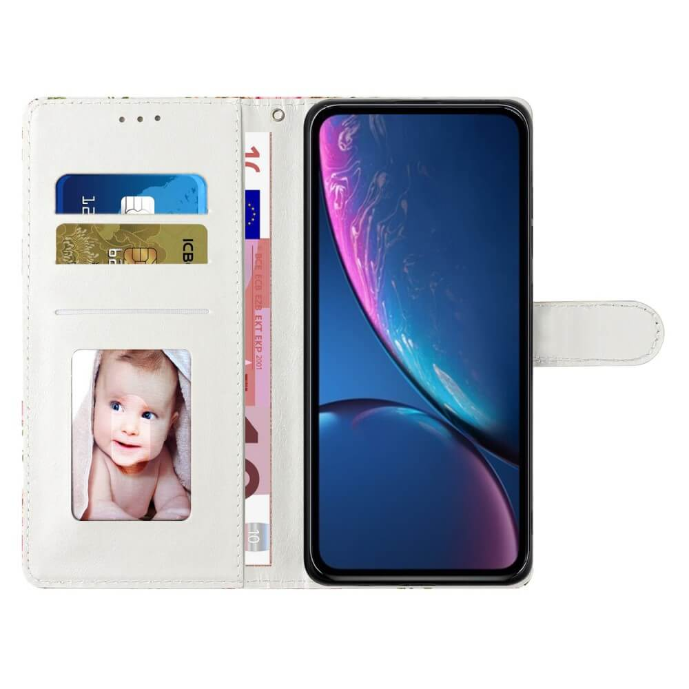 Un étui de téléphone avec fentes pour cartes et photo de bébé, à côté d'un smartphone.