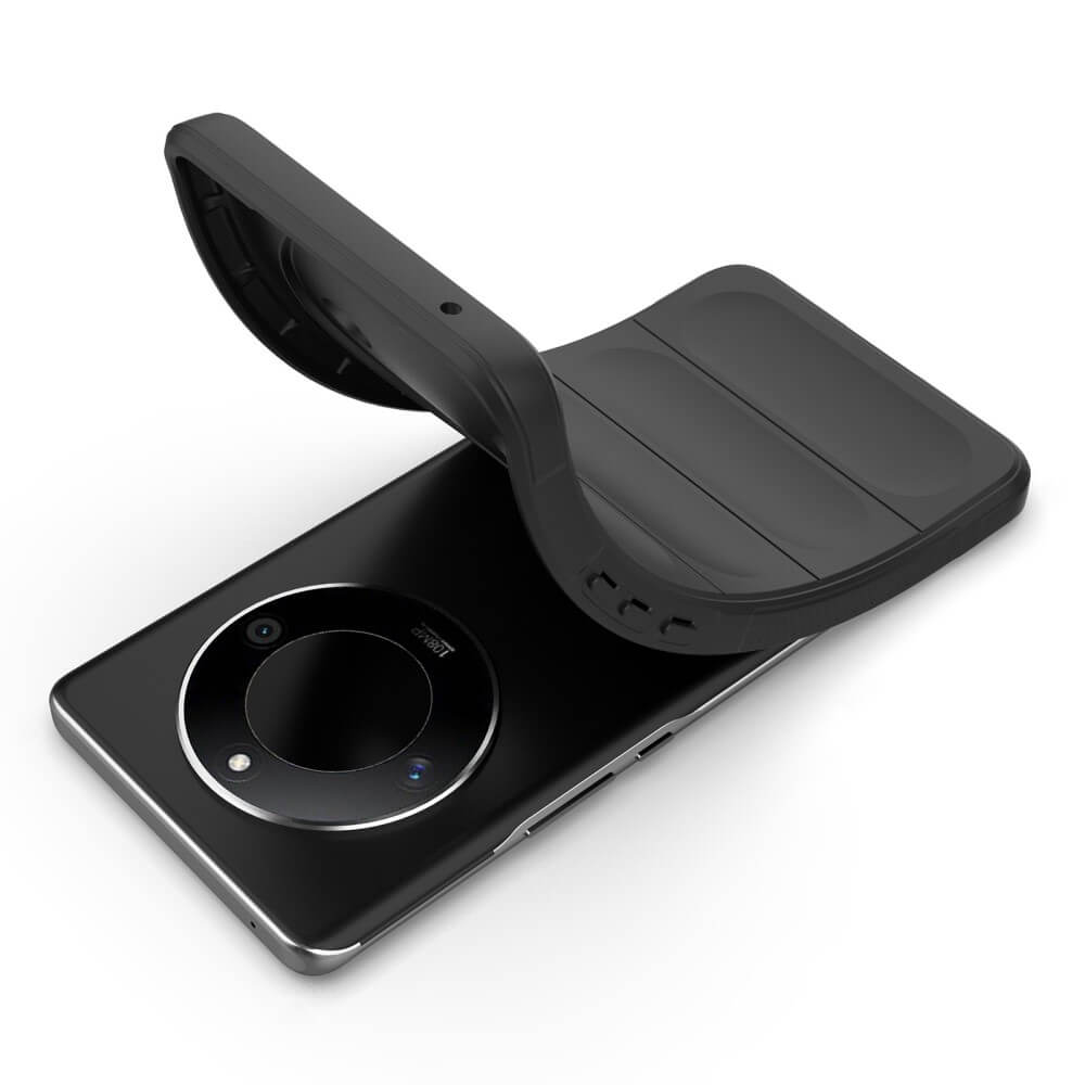 Coque de téléphone noire placée sur un smartphone noir avec objectif photo.