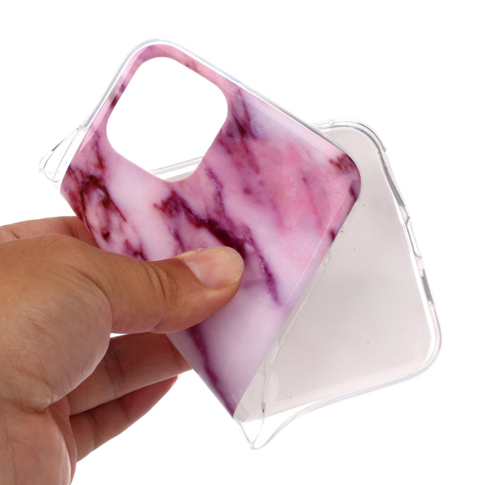Una mano tiene una cover per telefono effetto marmo rosa.