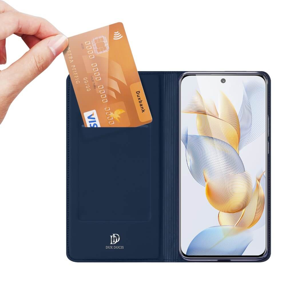 Une main insère une carte de crédit orange dans un étui de téléphone bleu marine à côté d'un smartphone.