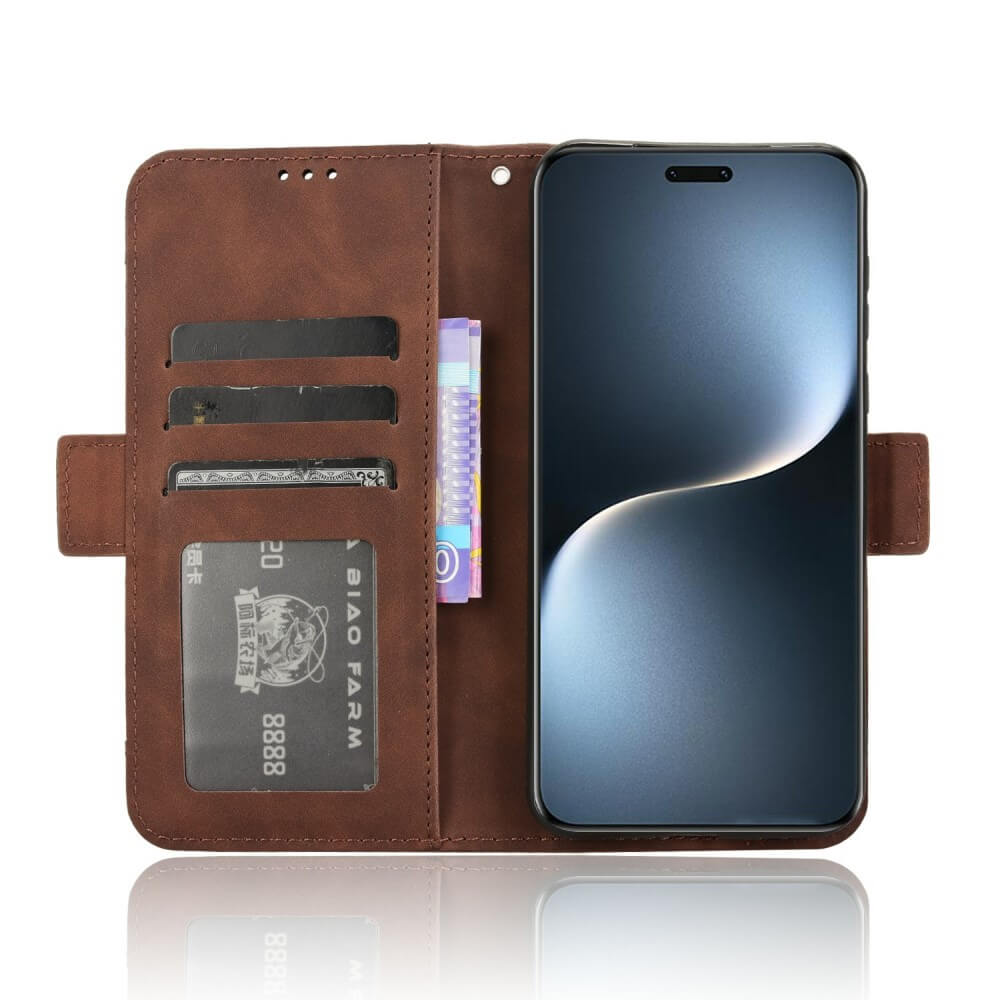 Étui de téléphone marron avec fentes pour cartes et billets; téléphone à droite.