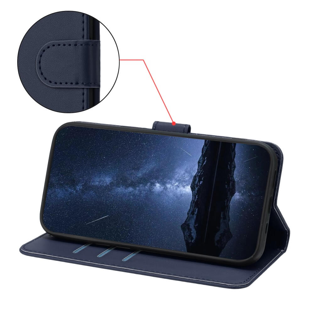 Étui bleu marine pour téléphone avec écran ciel étoilé. Gros plan montre détail couture.