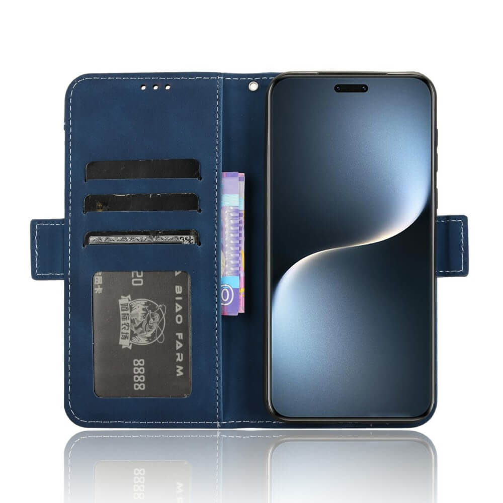 Étui portefeuille en cuir bleu avec fentes pour cartes et un téléphone. Coutures blanches.