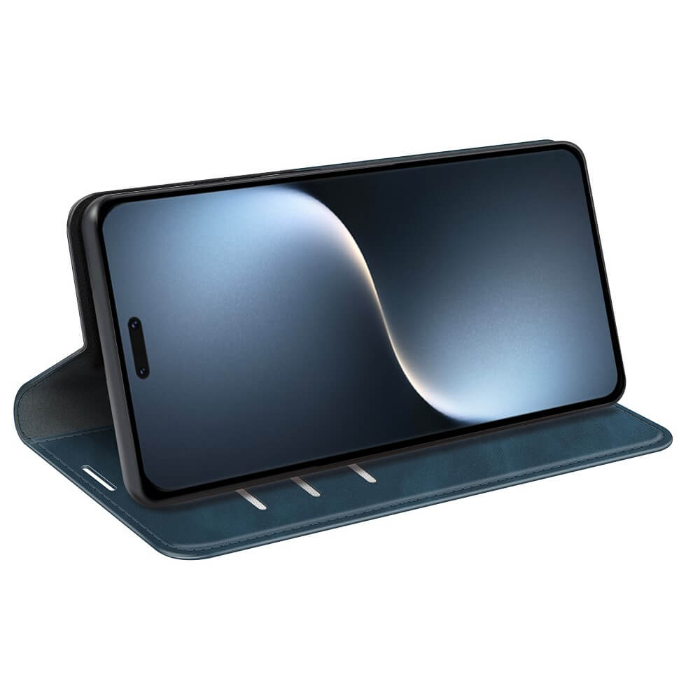 Un téléphone bleu dans un étui, posé sur une surface blanche.