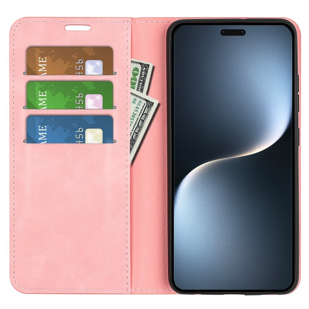 Un étui de téléphone rose avec des fentes pour cartes et des billets est à côté d'un smartphone.