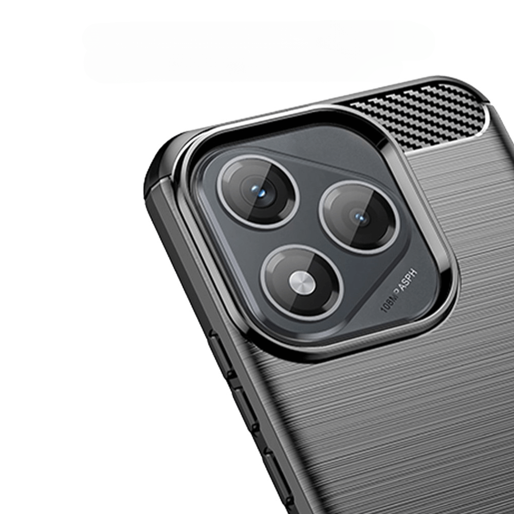 Gros plan d'une coque de téléphone grise avec trois objectifs et un motif texturé.