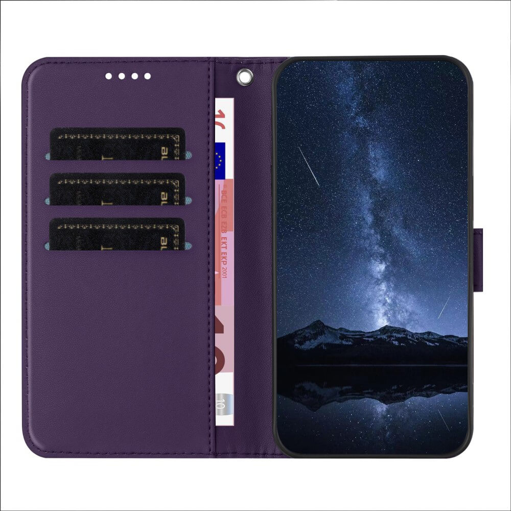Étui de téléphone violet avec fentes pour cartes et écran nuit étoilée.