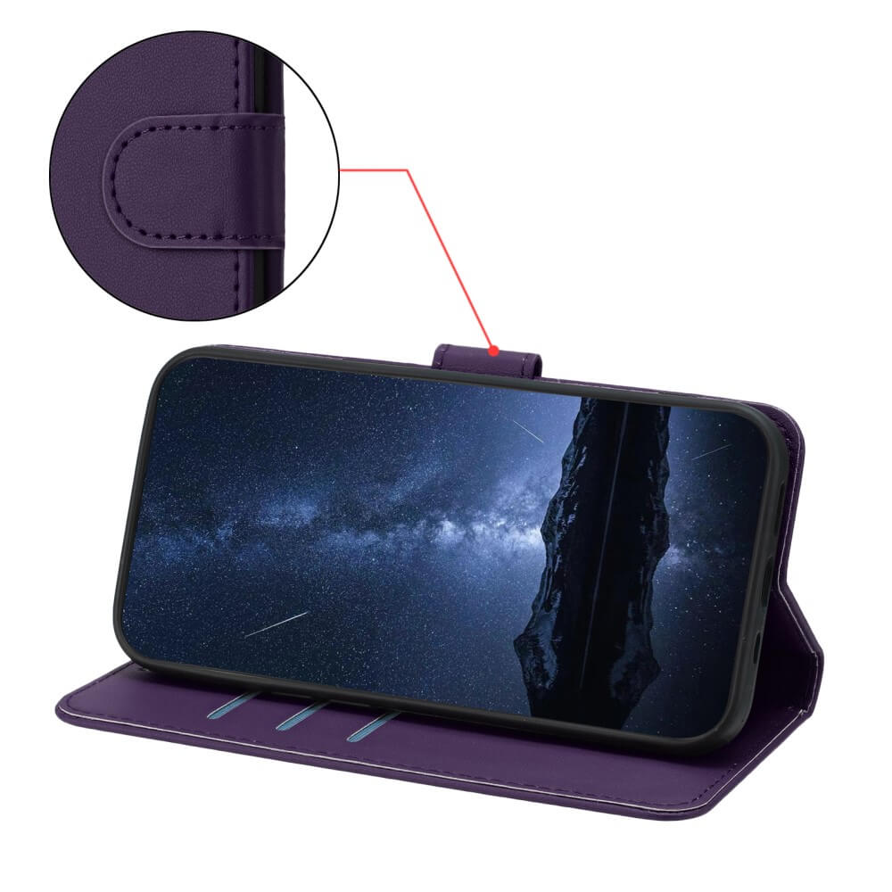 Étui de téléphone violet ouvert, révélant un fond de ciel étoilé et un gros plan du fermoir.