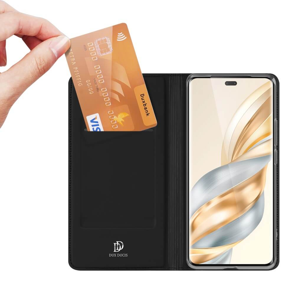 Une main tient une carte de crédit dorée devant un étui de téléphone noir avec un téléphone.