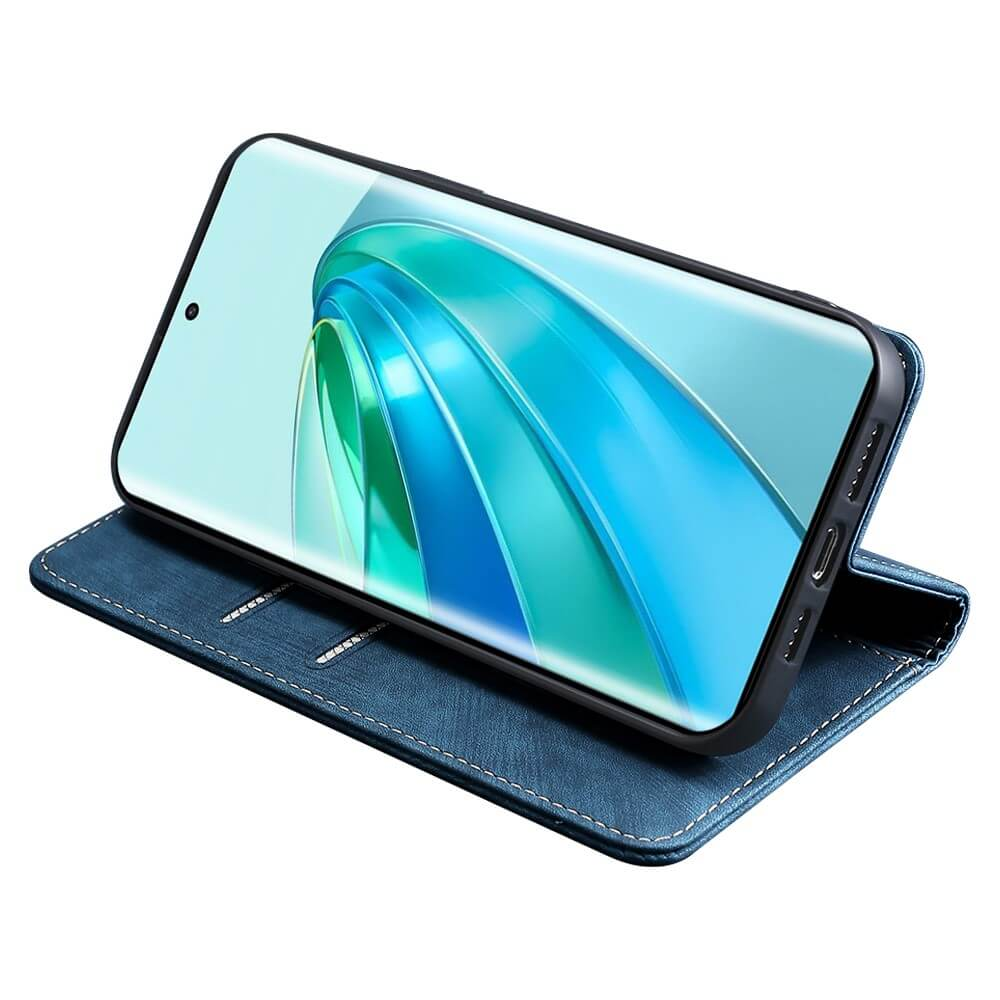 Un smartphone bleu dans un étui à rabat posé sur une surface blanche.