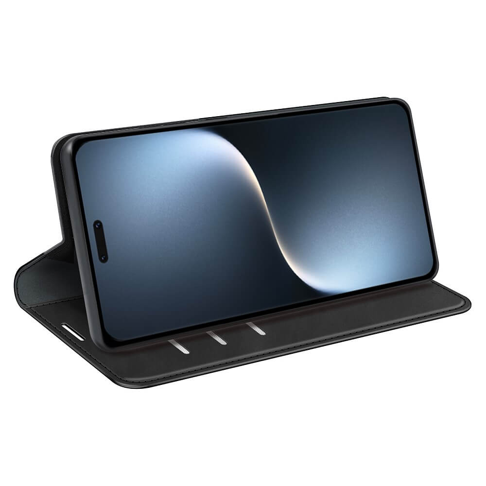 Un smartphone noir dans un étui ouvert, affichant son écran.