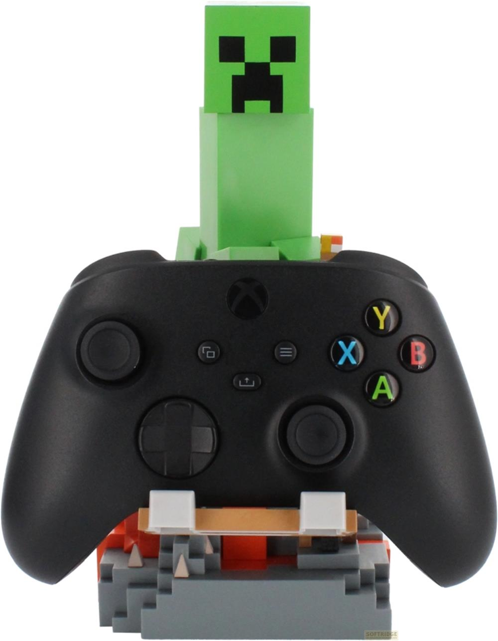 Un controller Xbox nero con un supporto Creeper verde Minecraft.