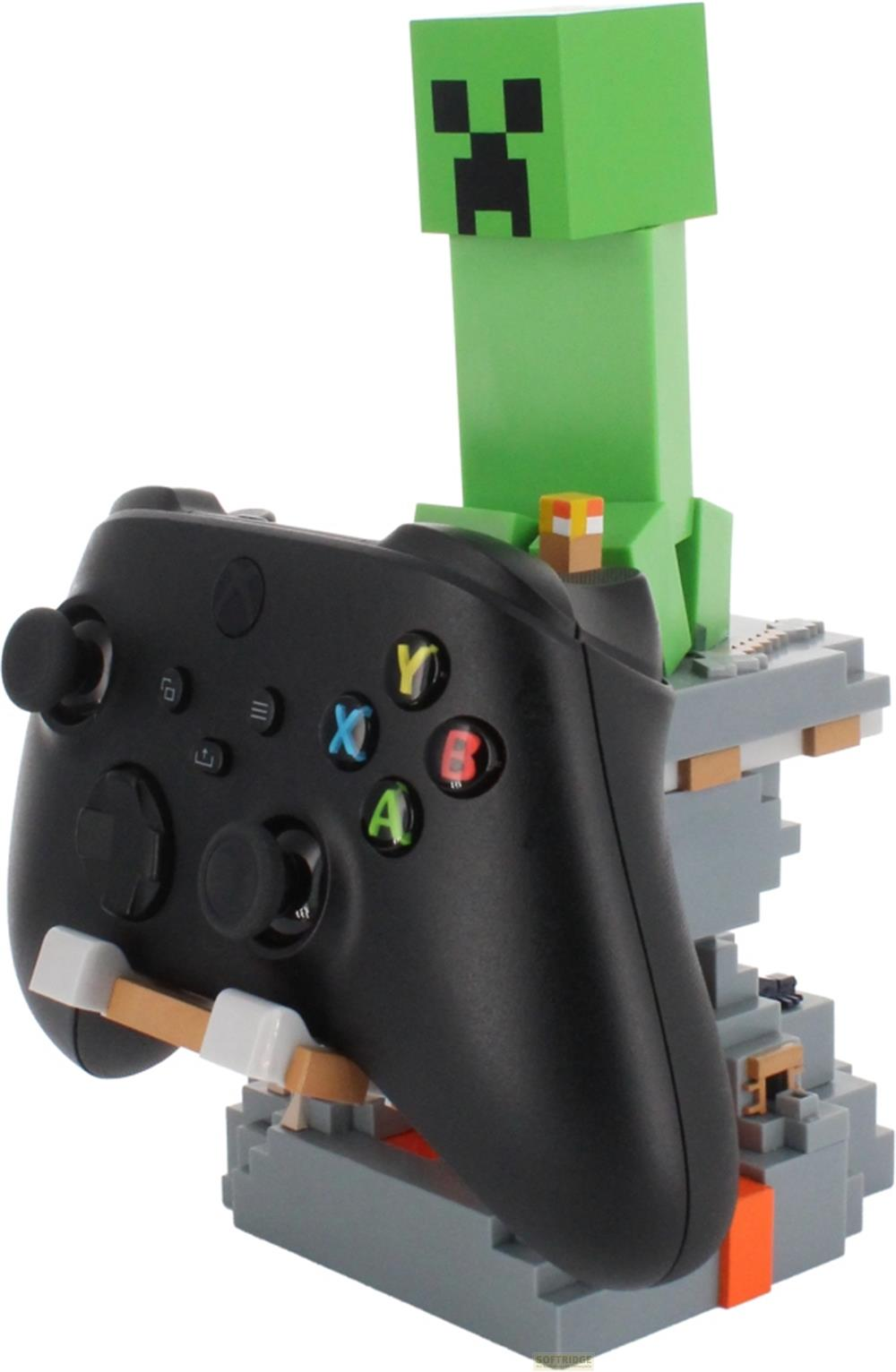 Un controller Xbox nero su un supporto Minecraft Creeper.